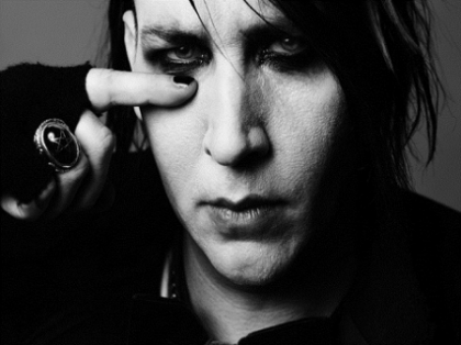 Imagini dezgustatoare! Marilyn Manson a vomitat in timpul unui concert in Canada - VIDEO Imagini dezgustatoare! Marilyn Manson a vomitat in timpul unui concert in Canada - VIDEO