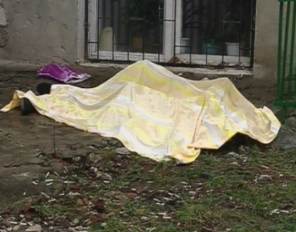 Si-a pus capat zilelor? O femeie din capitala a sarit de la etajul trei al blocului in care locuia