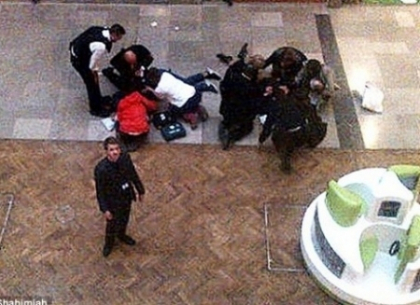 Incident bizar intr-un mall din Londra. Un barbat a cazut de la balustrada peste un alt cumparator