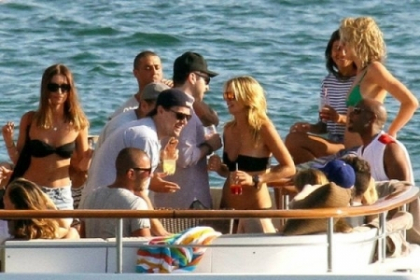 DISTRACTIE in Miami cu FEMEI GOALE. Vezi cine a facut TOPLESS pentru Leonardo di Caprio