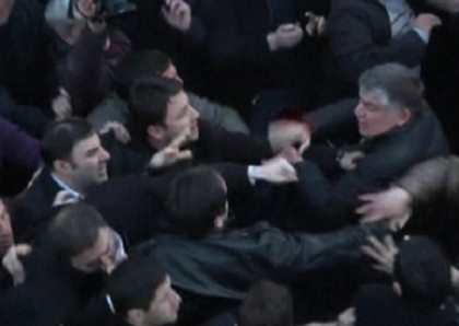 Bataie si imbranceli la Tbilisi. Ce i-a nemultumit pe sustinatorii si opozantii presedintelui Mihail Saakasvili. VIDEO Bataie si imbranceli la Tbilisi. Ce i-a nemultumit pe sustinatorii si opozantii presedintelui Mihail Saakasvili. VIDEO
