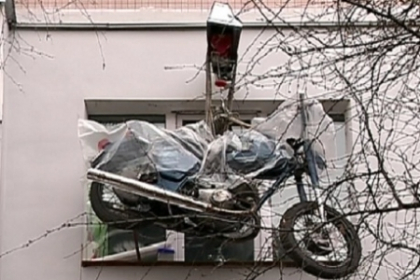 Nu plateste bani pentru parcare si nici nu ocupa locul din curte. Un tanar si-a parcat motocicleta in ... aer 