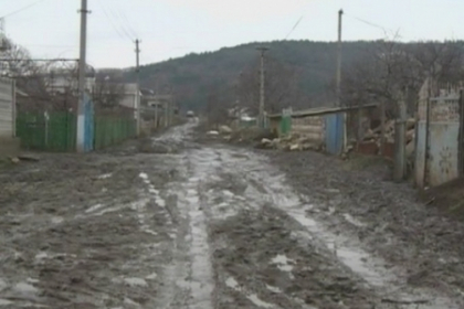 Sat rupt de civilizatie. Pentru a cumpara paine oamenii din Humulesti strabat kilometri intregi prin noroi 