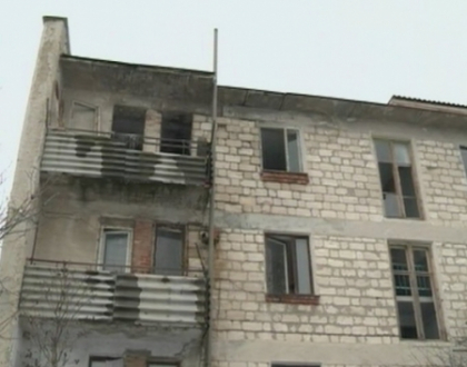 Fara apa, canalizare si caldura! Drama locuitorilor blocurilor construite la sate inca in perioada sovietica Fara apa, canalizare si caldura! Drama locuitorilor blocurilor construite la sate inca in perioada sovietica