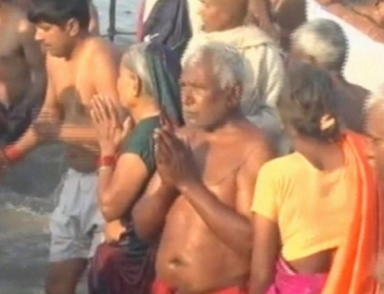 Si-au spalat pacatele in apa rece a raului Gange! Zeci de milioane de pelerini vin acum in India