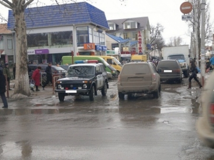Acces interzis, dar nu pentru toti. Mai multe automobile, printre care si o masina a PR, parcate neregulamentar Acces interzis, dar nu pentru toti. Mai multe automobile, printre care si o masina a PR, parcate neregulamentar