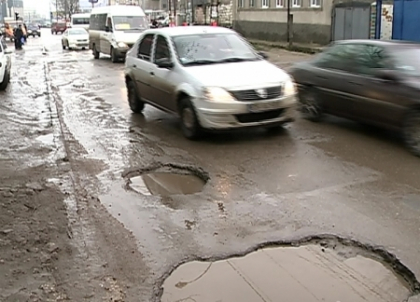 Cifrele vorbesc: Abia peste 50 de ani vom avea drumuri bune! Cati bani sunt necesari pentru repararea strazilor