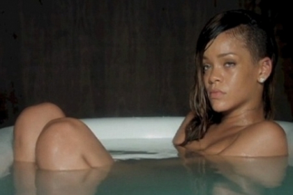 Rihanna, complet GOALA si cu putin machiaj in noul videoclip "Stay" - VIDEO