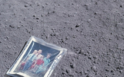 Nimeni nu a stiut pana acum ca "o familie a fost lasata pe Luna timp de 40 de ani". FOTO Nimeni nu a stiut pana acum ca "o familie a fost lasata pe Luna timp de 40 de ani". FOTO
