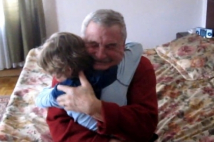 Cea mai frumoasa surpriza pe care un nepot i-o poate face bunicului. Un clip care iti merge direct la suflet
Cea mai frumoasa surpriza pe care un nepot i-o poate face bunicului. Un clip care iti merge direct la suflet
