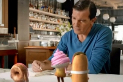 Antonio Banderas se desparte de Sf. Valentin. Vezi reclama haioasa in care apare- VIDEO
