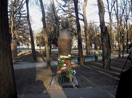 Grigore Vieru ar fi implinit 78 de ani. Ce poezie a recitat Mihai Ghimpu la bustul poetului Grigore Vieru ar fi implinit 78 de ani. Ce poezie a recitat Mihai Ghimpu la bustul poetului