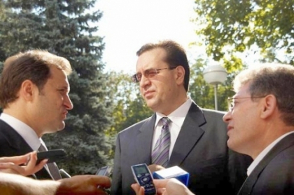 Chiar daca sunt in plin divort politic, politicienii nu au uitat de dragoste. Cu ce mesaje au venit