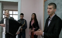 I-a cantat o serenada chiar in timpul orelor! Cum si-a surprins iubita un student din capitala I-a cantat o serenada chiar in timpul orelor! Cum si-a surprins iubita un student din capitala