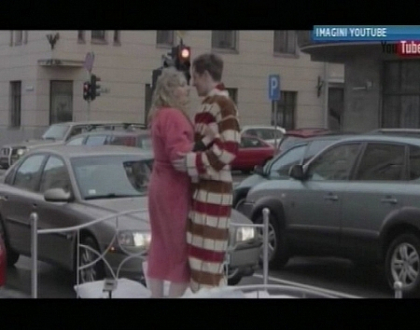 Si-au scos un pat in strada, savurand sampanie si fructe! Cum se marcheaza Ziua Indragostitilor in intreaga lume