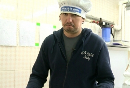 El tine dieta, ea va manca dulciuri. Uite ce tort i-a pregatit Nicu Tarna logodnicei sale - VIDEO

