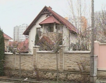 Locuieste intr-o casa de milioane, cumparata de la soacra sa! Cum arata casa sefului CNA, Viorel Chetraru