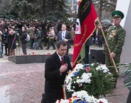 Filat si Voronin, impreuna cu flori la monumentul victimelor razboiului din Afganistan Filat si Voronin, impreuna cu flori la monumentul victimelor razboiului din Afganistan