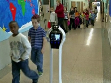Povestea copilului prea bolnav ca sa iasa din casa. Un robot merge in locul lui la scoala Povestea copilului prea bolnav ca sa iasa din casa. Un robot merge in locul lui la scoala
