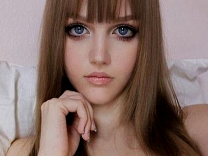 Se transforma intr-un fenomen! Adolescentele din toata lumea isi doresc sa arate exact ca papusa Barbie - VIDEO Se transforma intr-un fenomen! Adolescentele din toata lumea isi doresc sa arate exact ca papusa Barbie - VIDEO