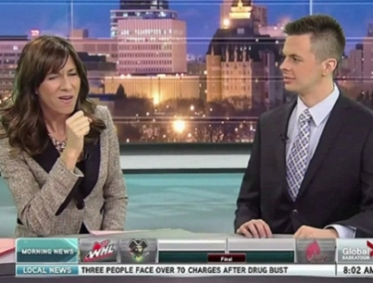 Ce a facut o prezentatoare in direct la TV. Colegii, socati. VIDEO