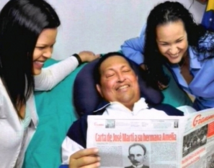 Zambeste si citeste ziare. Presedintele Venezuelei, Hugo Chavez, se simte mai bine Zambeste si citeste ziare. Presedintele Venezuelei, Hugo Chavez, se simte mai bine