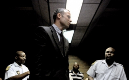 Unchiul lui Oscar Pistorius: Oscar este ametit de soc si de durere Unchiul lui Oscar Pistorius: Oscar este ametit de soc si de durere