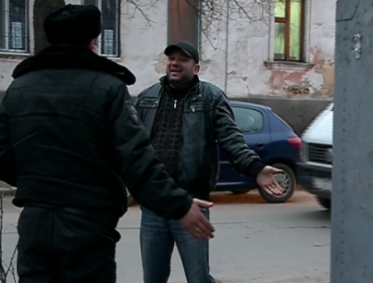 "Da, eu-s domnul Filat". Un sofer de microbuz prins beat la volan se da in spectacol in fata camerelor "Da, eu-s domnul Filat". Un sofer de microbuz prins beat la volan se da in spectacol in fata camerelor