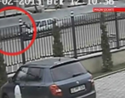 IMAGINI SOCANTE! Un barbat este aruncat la cativa metri dupa ce a fost lovit in plin de o masina IMAGINI SOCANTE! Un barbat este aruncat la cativa metri dupa ce a fost lovit in plin de o masina