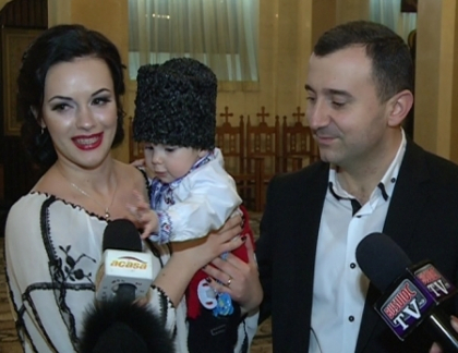 La 8 luni in hainute nationale! Cum si-a botezat Vasile Advahov cel de-al doilea fecior. Uite ce nasi a avut La 8 luni in hainute nationale! Cum si-a botezat Vasile Advahov cel de-al doilea fecior. Uite ce nasi a avut