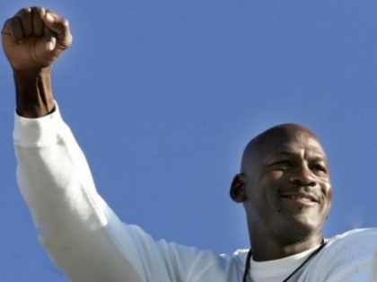 La 10 ani de la retragere castiga 80 mil. dolari/an. Cum face bani Michael Jordan, la 50 de ani La 10 ani de la retragere castiga 80 mil. dolari/an. Cum face bani Michael Jordan, la 50 de ani
