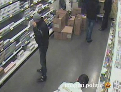 Confectionau carduri false si le puneau in circulatie. Tinerii, retinuti in timp ce cumparau tigari. VIDEO Confectionau carduri false si le puneau in circulatie. Tinerii, retinuti in timp ce cumparau tigari. VIDEO