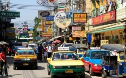 O britanica a fost violata de 4 barbati in Thailanda dupa ce "prietenul a abandonat-o in bar"