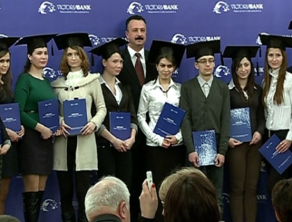 (P) Victoriabank continua sa sustina tinerele talente. 100 cei mai buni studenti din tara au devenit bursieri (P) Victoriabank continua sa sustina tinerele talente. 100 cei mai buni studenti din tara au devenit bursieri