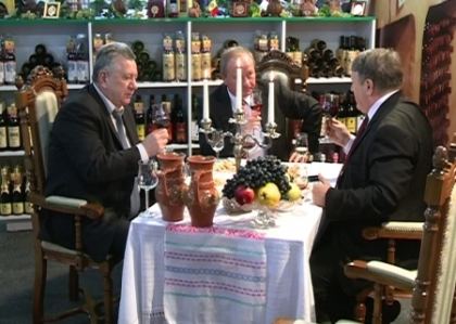 Cele mai rafinate vinuri, expuse din nou sub acelasi acoperis. Vizitatorii nu au facut cozi la degustari Cele mai rafinate vinuri, expuse din nou sub acelasi acoperis. Vizitatorii nu au facut cozi la degustari