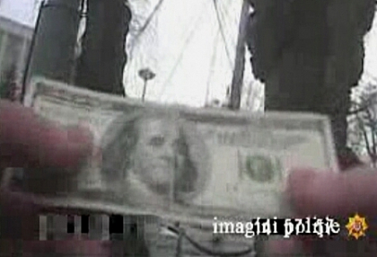 1000 de dolari pentru 3600 de lei! Cum au vrut sa se imbogateasca sase moldoveni retinuti de politie