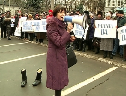 Detinatorii de patente au facut din nou spectacol in fata Parlamentului! Au venit cu o pereche de... galosi Detinatorii de patente au facut din nou spectacol in fata Parlamentului! Au venit cu o pereche de... galosi
