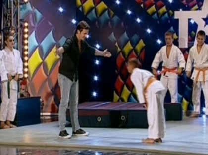 Mihai Petre, doborat, la propriu, de un copil care practica judo! Momente frumoase la Romanii au Talent Mihai Petre, doborat, la propriu, de un copil care practica judo! Momente frumoase la Romanii au Talent