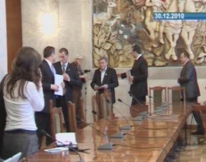 "Aliansul nu se vinde"! Ghimpu incearca sa-i impace pe Filat si Plahotniuc intr-o noua parodie! "Aliansul nu se vinde"! Ghimpu incearca sa-i impace pe Filat si Plahotniuc intr-o noua parodie!