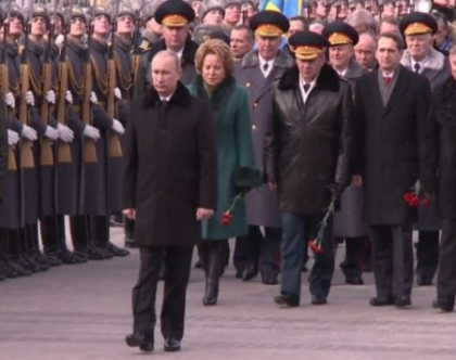 Parada la Moscova, de Ziua Armatei. Putin si alti oficiali au depus flori la mormantul soldatului necunoscut