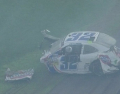 Scene de razboi la cursele Nascar! 28 de fani raniti de motorul unei masini care a zburat in tribuna