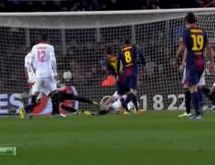 Victorii chinuite pentru Real Madrid si Barcelona. Ambele s-au impus dupa ce au fost conduse pe tabela Victorii chinuite pentru Real Madrid si Barcelona. Ambele s-au impus dupa ce au fost conduse pe tabela