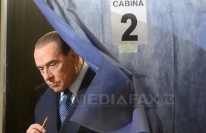 FOTO. Trei activiste feministe dezbracate pe jumatate s-au napustit spre Berlusconi inainte sa voteze FOTO. Trei activiste feministe dezbracate pe jumatate s-au napustit spre Berlusconi inainte sa voteze