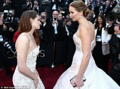 Oscar 2013: Cele mai spectaculoase, dar si neinspirate rochii de pe covorul rosu - FOTO Oscar 2013: Cele mai spectaculoase, dar si neinspirate rochii de pe covorul rosu - FOTO