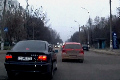 In doar cateva secunde a incalcat mai multe reguli de circulatie. Ce a facut soferul unui BMW In doar cateva secunde a incalcat mai multe reguli de circulatie. Ce a facut soferul unui BMW
