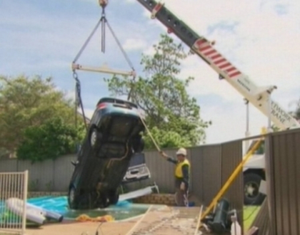 Accident spectaculos in Australia! Un sofer a ajuns cu masina intr-o piscina Accident spectaculos in Australia! Un sofer a ajuns cu masina intr-o piscina