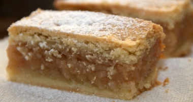 Reteta traditionala din Bistrita-Nasaud. Cum sa prepari prajitura cu mere si biscuiti