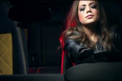 Felicia Dunaf si-a lansat primul videoclip! Iubitul interpretei nu si-a putut lua ochii de la ea