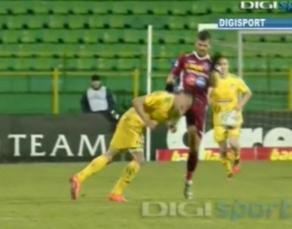 Fault criminal in Romania! Un jucator de la FC Vaslui a ramas fara 5 dinti dupa aceasta lovitura Fault criminal in Romania! Un jucator de la FC Vaslui a ramas fara 5 dinti dupa aceasta lovitura