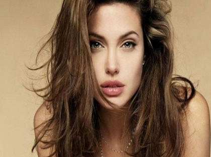 Cum arata Angelina Jolie de Romania: a reusit sa-i semene dupa un sir de operatii - FOTO
